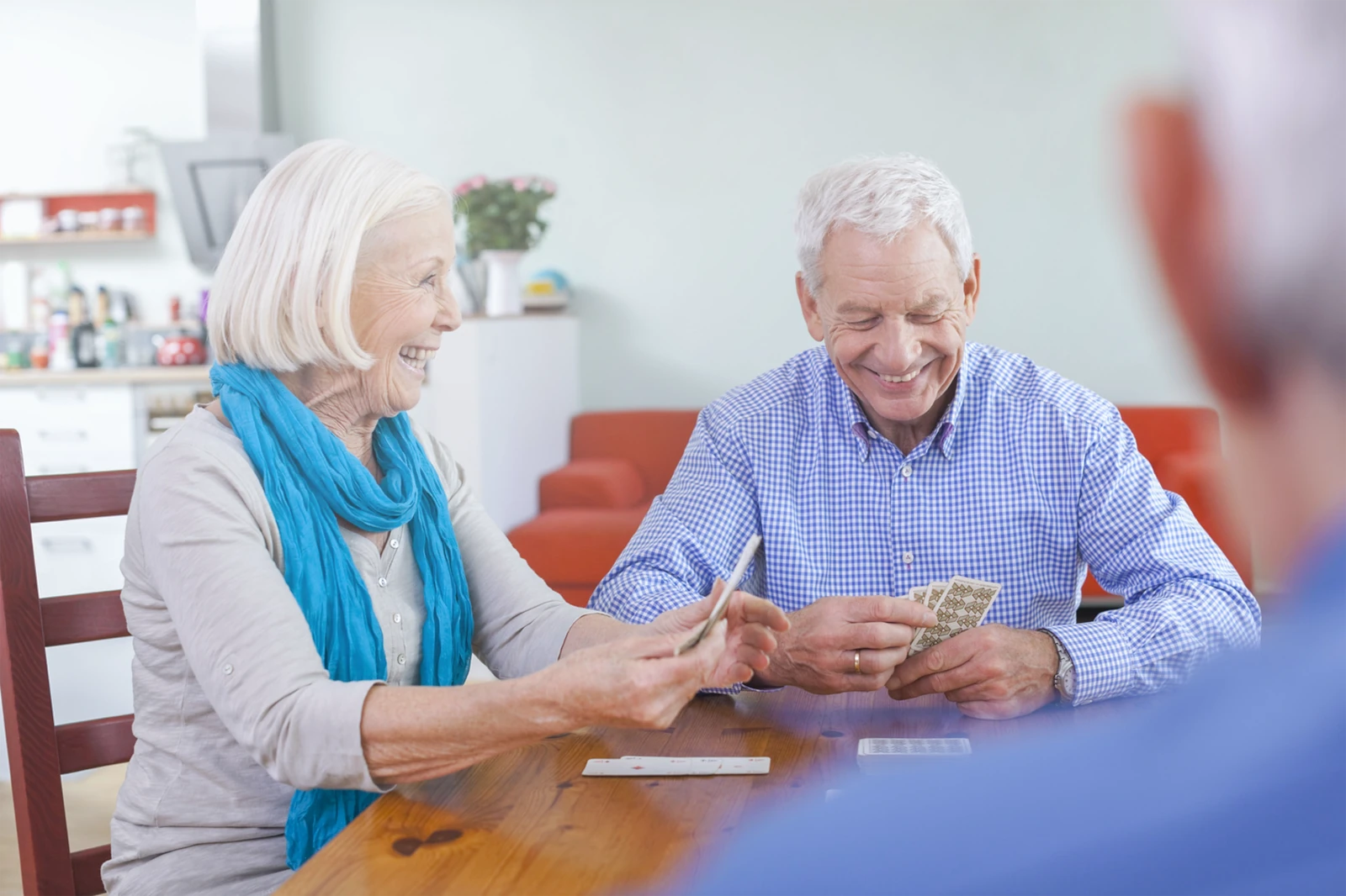 Senioren Paar beim Kartenspiel